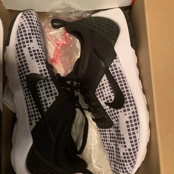 Very cool Nike Sneakers Size 9 Black & White🏀💪🏻These are very stylish & comfy - Picture 4 of 6